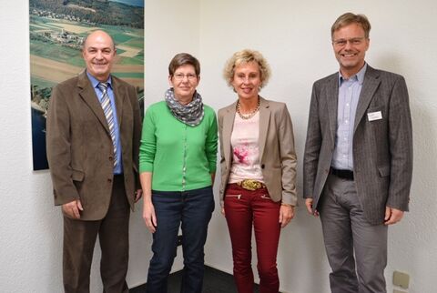 Für 40 Jahre Betriebszugehörigkeit wurden durch Markus Beck, stellvertretender Geschäftsführer des HJW (links im Bild) und Dr. Klaus Scheidtmann, Ärztlicher Direktor (rechts im Bild) die beiden Jubilarinnen Gabriele Kästle (Kinderpflegerin, Haus B) und Erzieherin Cornelia Wegner-Schmidt (Schulkindergarten) geehrt. Bild: aj
